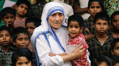 1140-mother-teresa-con niños