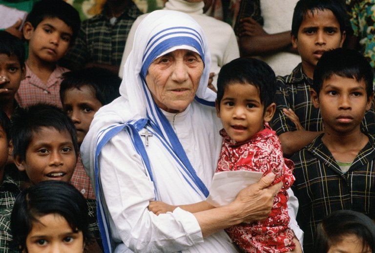 1140-mother-teresa-con niños