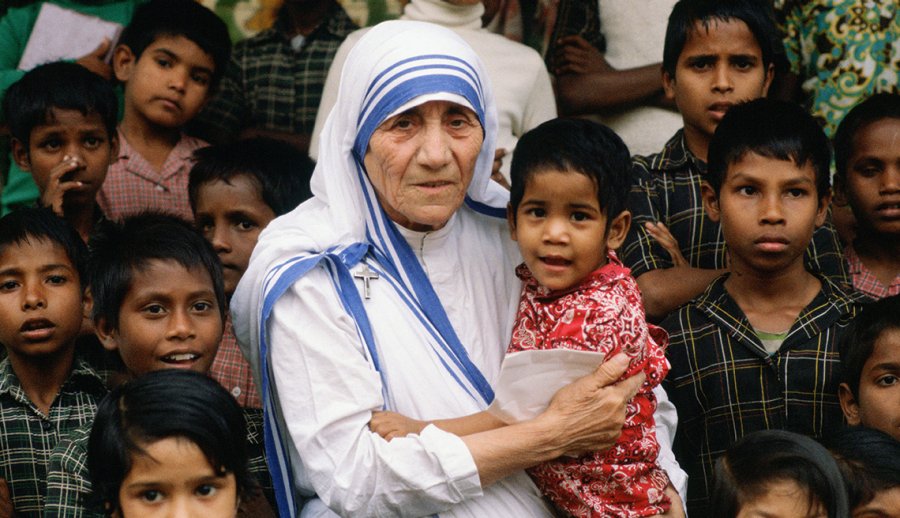 1140-mother-teresa-con niños