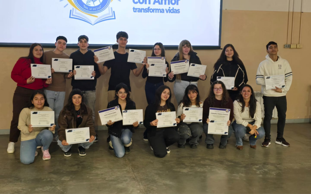15 jóvenes completaron la capacitación enREDar 2025 para la inserción laboral